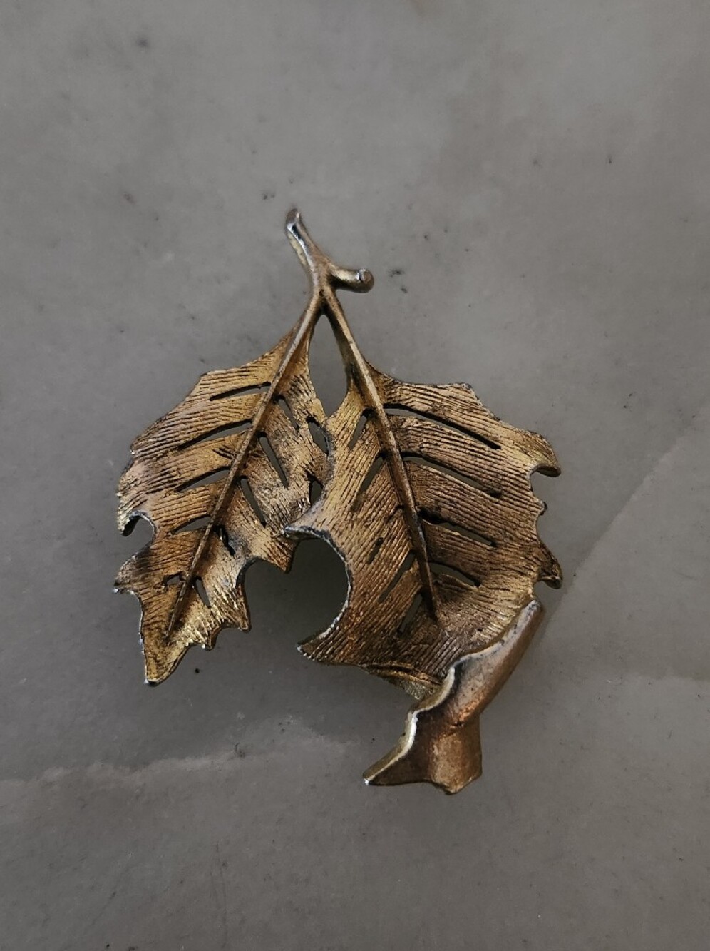 Vtg Textured Gold Tone Double Leaf Brooch - Picture 3 of 6